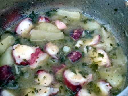 Cocción del pulpo con patatas en salsa verde