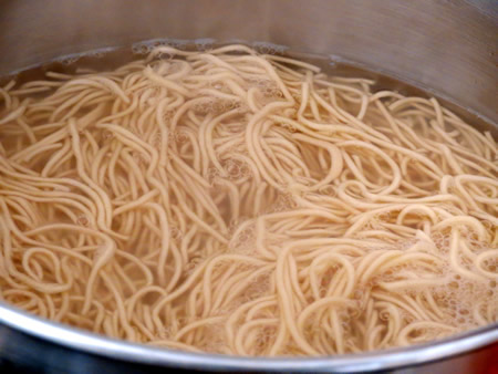 Noodles en agua hirviendo