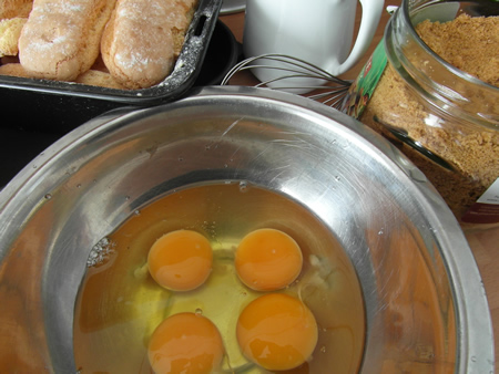 Huevos, bizcochos, y nata